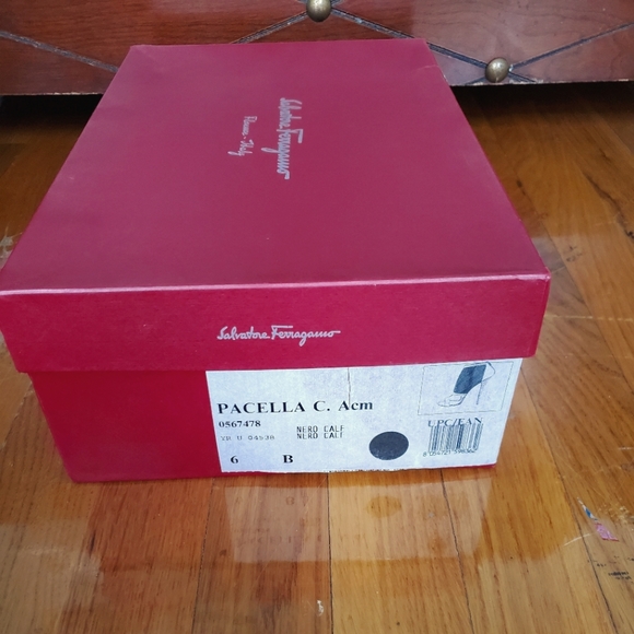 Authentic Salvatore Ferragamo Pacella Black Leather T-Strap Sandals Heels Sz 6B - Picture 13 of 15